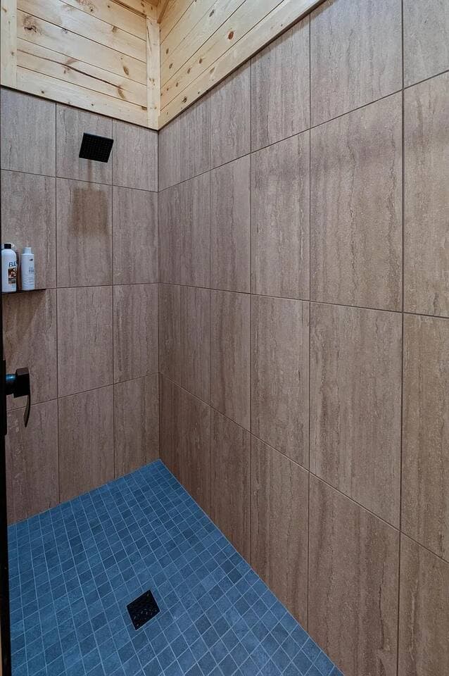 Skybox Cabin | Panoramic Gorge Views + Hot Tub — photo 28 of 100