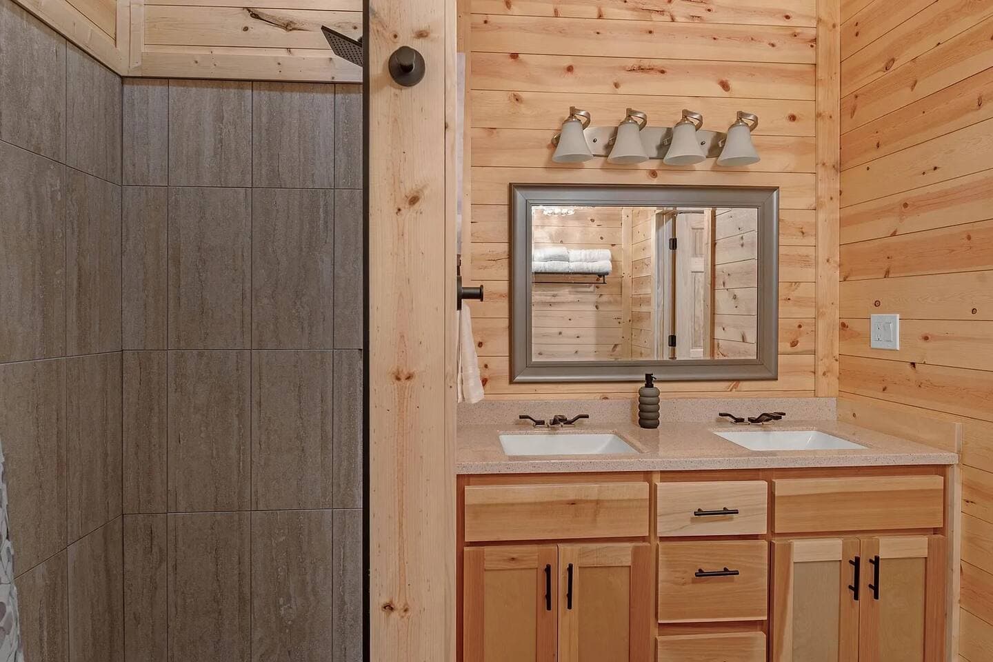 Skybox Cabin | Panoramic Gorge Views + Hot Tub — photo 92 of 100
