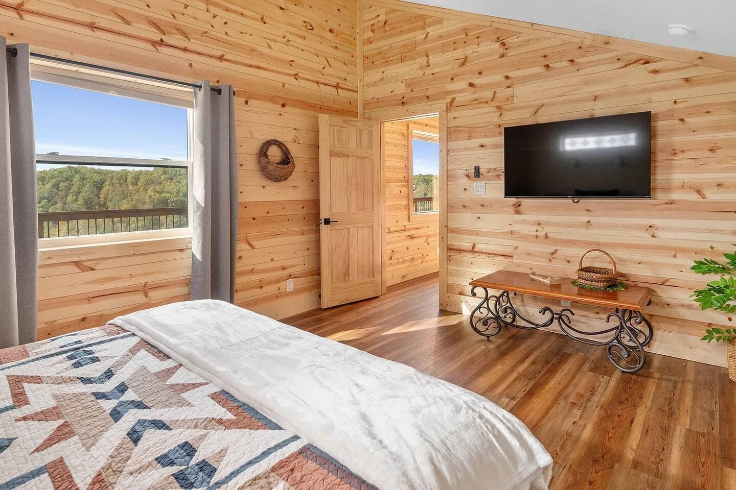 Skybox Cabin | Panoramic Gorge Views + Hot Tub — photo 94 of 100