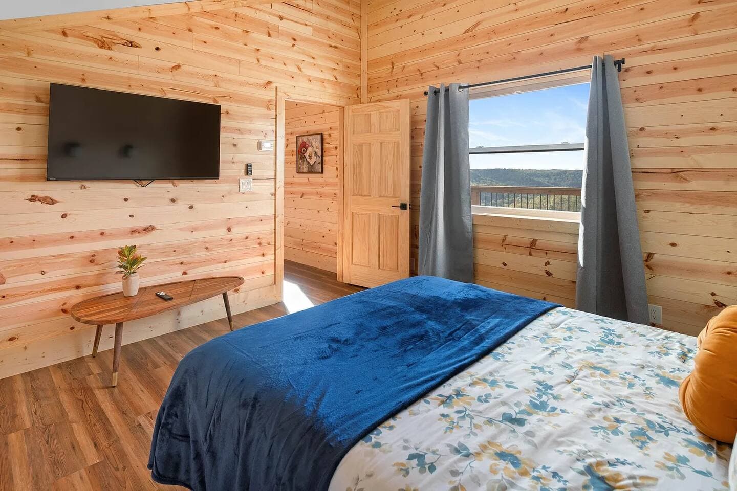 Skybox Cabin | Panoramic Gorge Views + Hot Tub — photo 29 of 100