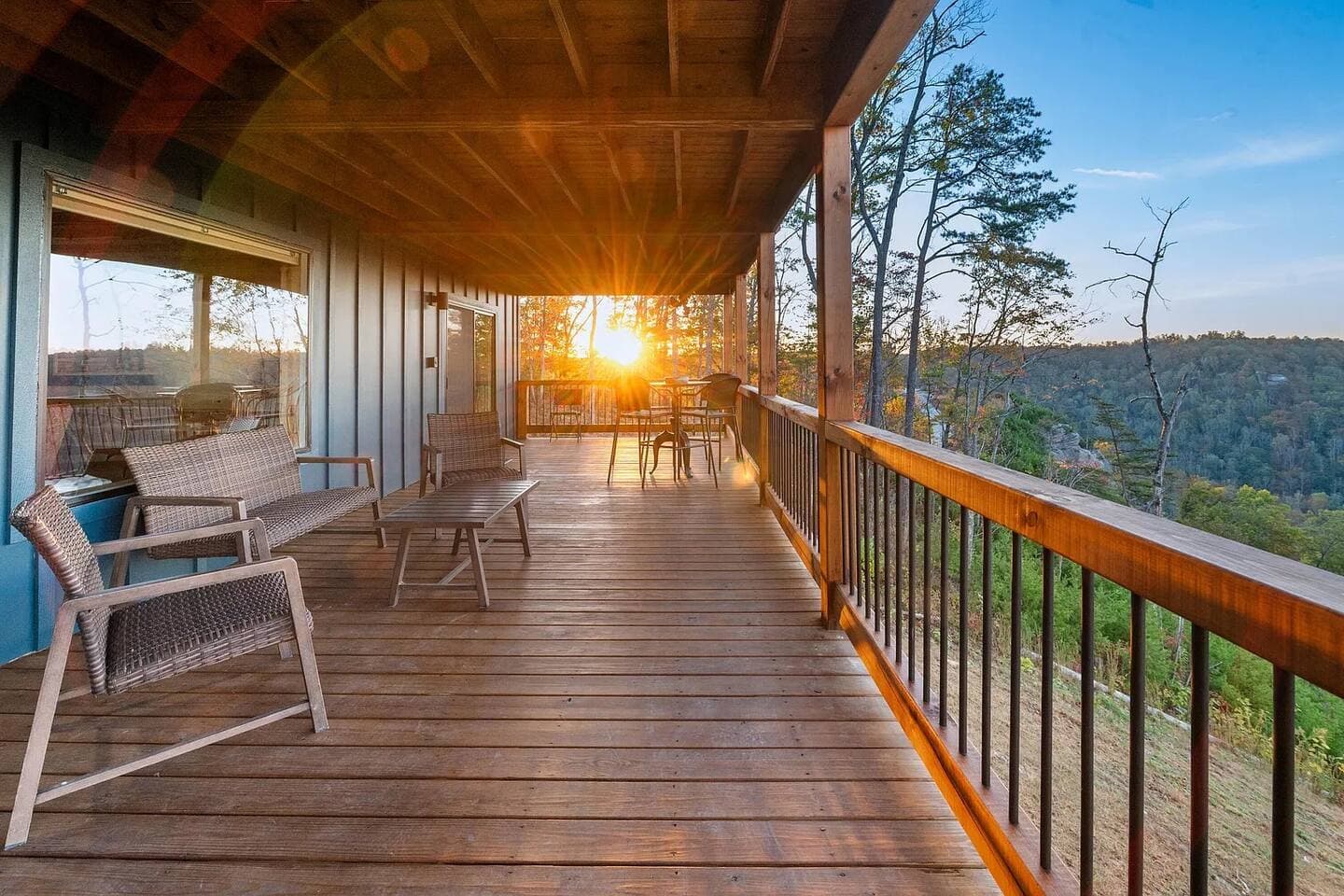 Skybox Cabin | Panoramic Gorge Views + Hot Tub — photo 30 of 100