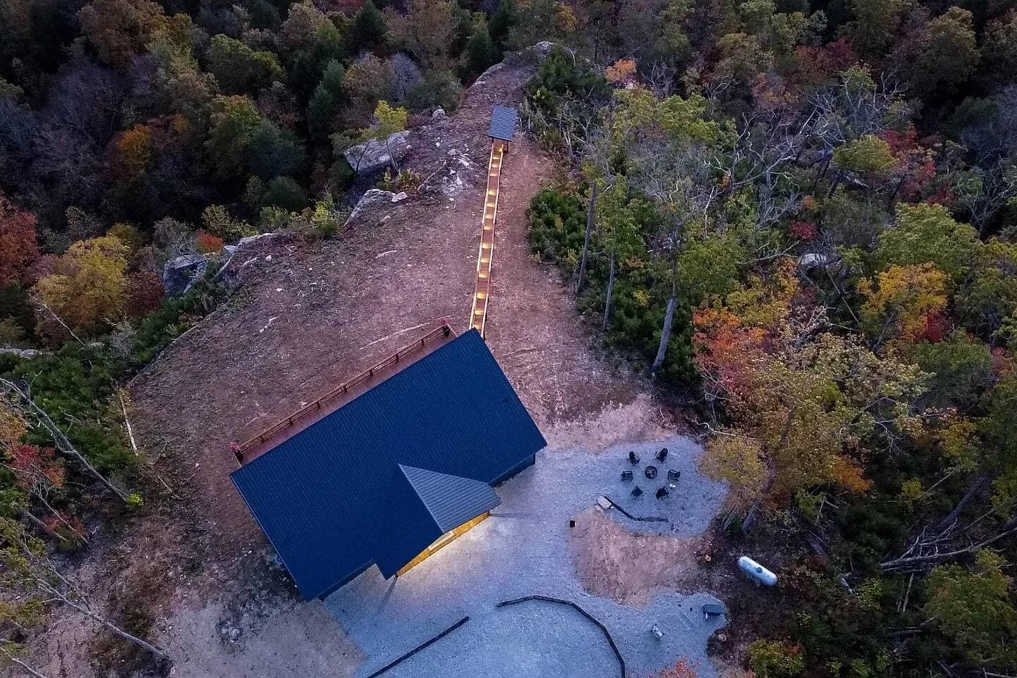 Skybox Cabin | Panoramic Gorge Views + Hot Tub — photo 9 of 100