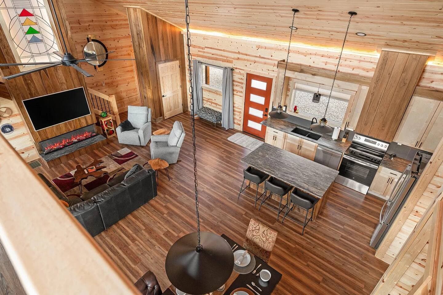 Skybox Cabin | Panoramic Gorge Views + Hot Tub — photo 31 of 100