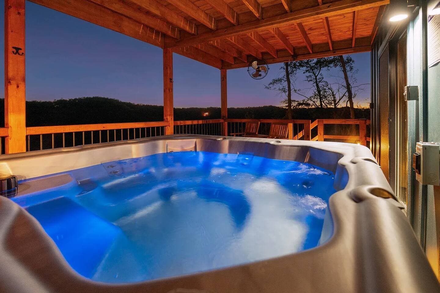 Skybox Cabin | Panoramic Gorge Views + Hot Tub — photo 7 of 100