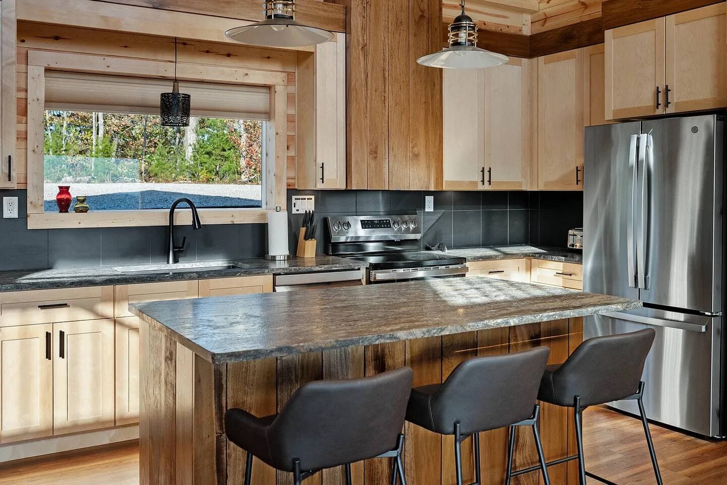 Skybox Cabin | Panoramic Gorge Views + Hot Tub — photo 44 of 100