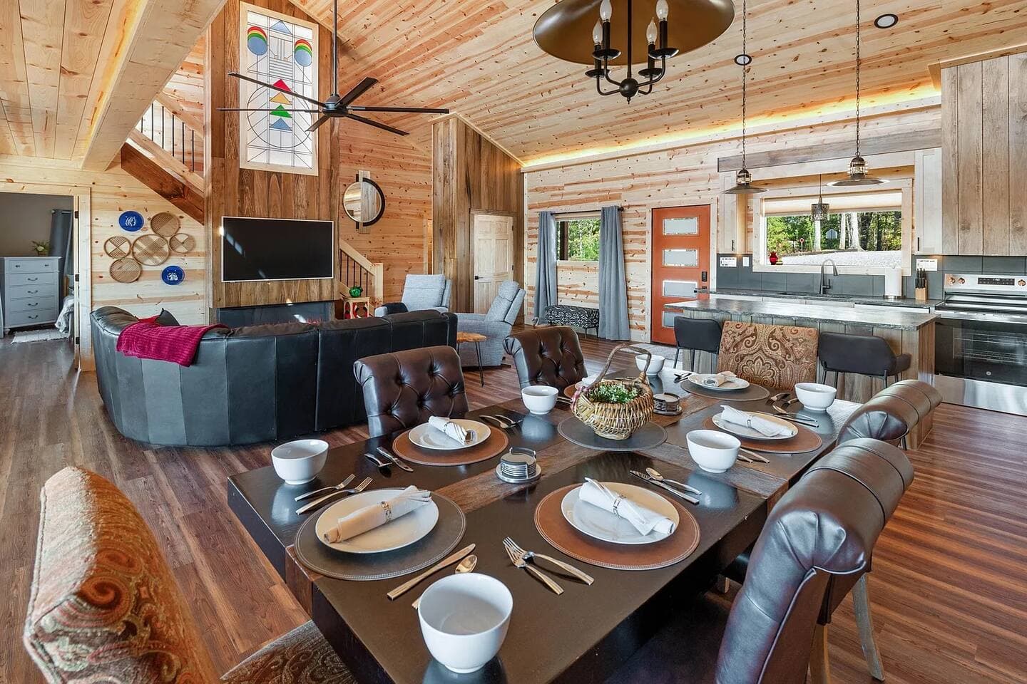Skybox Cabin | Panoramic Gorge Views + Hot Tub — photo 6 of 100