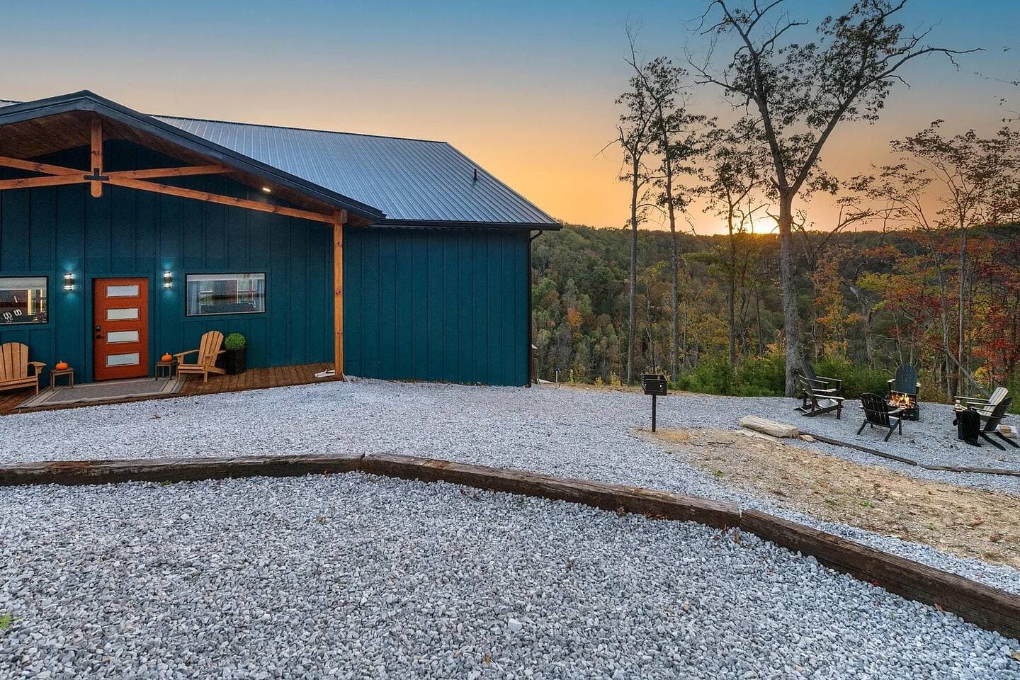 Skybox Cabin | Panoramic Gorge Views + Hot Tub — photo 20 of 100
