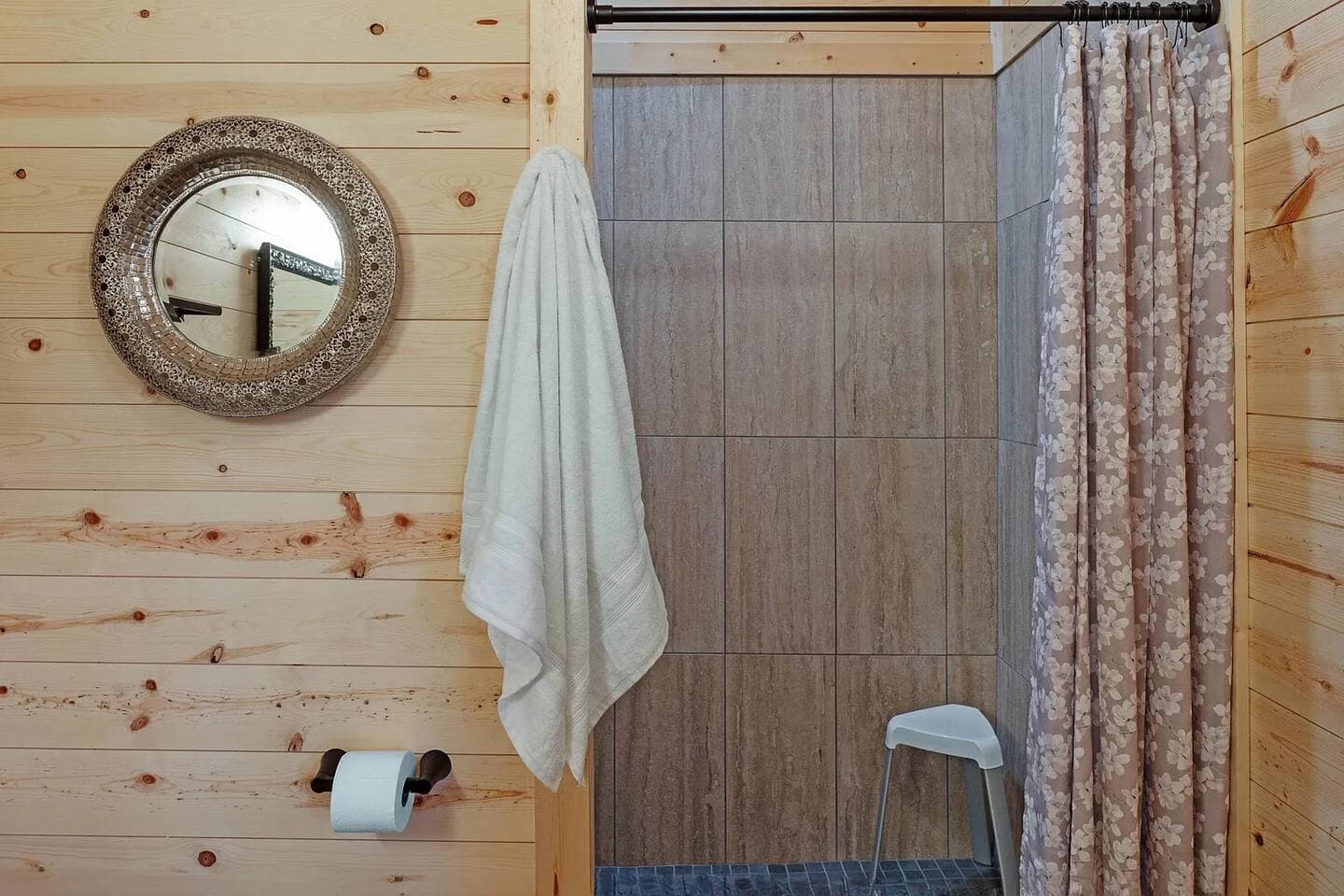 Skybox Cabin | Panoramic Gorge Views + Hot Tub — photo 90 of 100