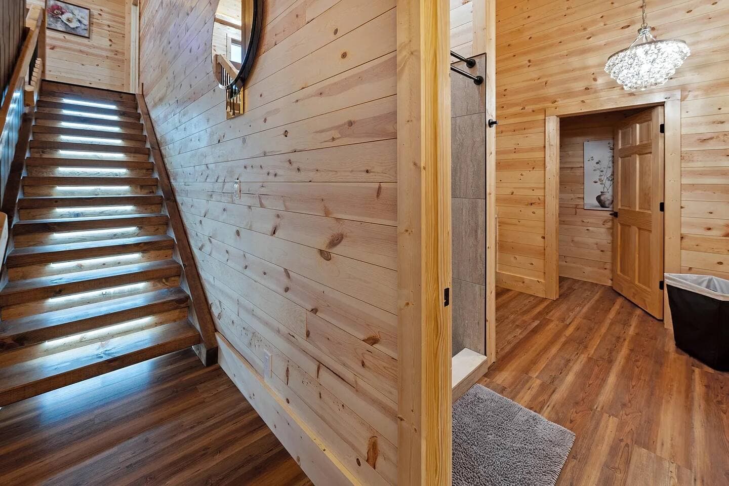 Skybox Cabin | Panoramic Gorge Views + Hot Tub — photo 14 of 100
