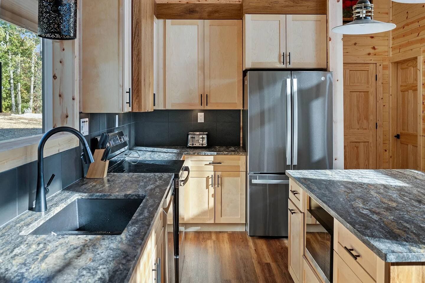 Skybox Cabin | Panoramic Gorge Views + Hot Tub — photo 61 of 100