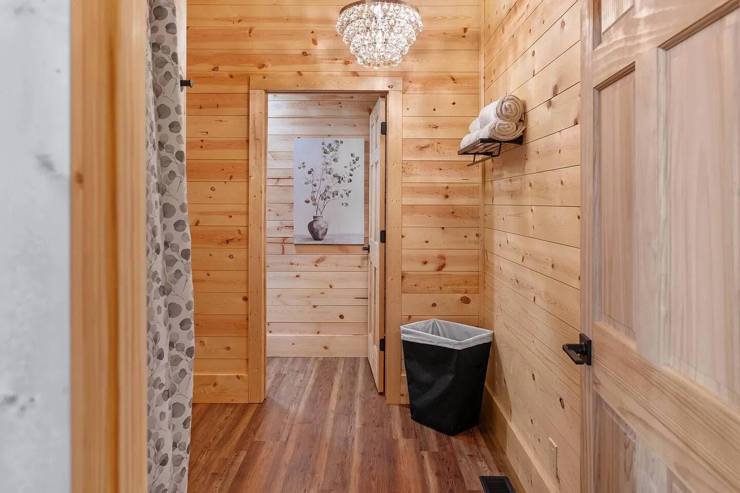 Skybox Cabin | Panoramic Gorge Views + Hot Tub — photo 16 of 100
