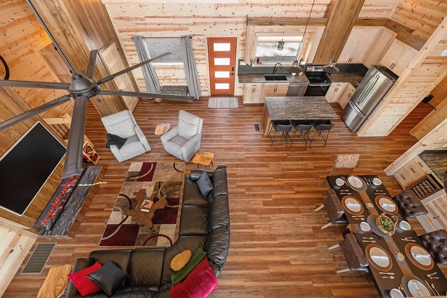 Skybox Cabin | Panoramic Gorge Views + Hot Tub — photo 25 of 100
