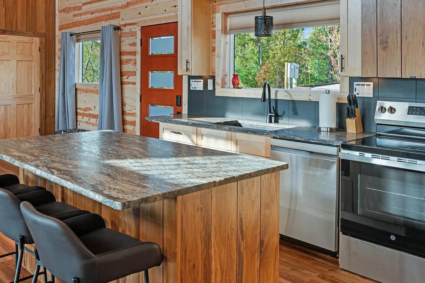 Skybox Cabin | Panoramic Gorge Views + Hot Tub — photo 54 of 100