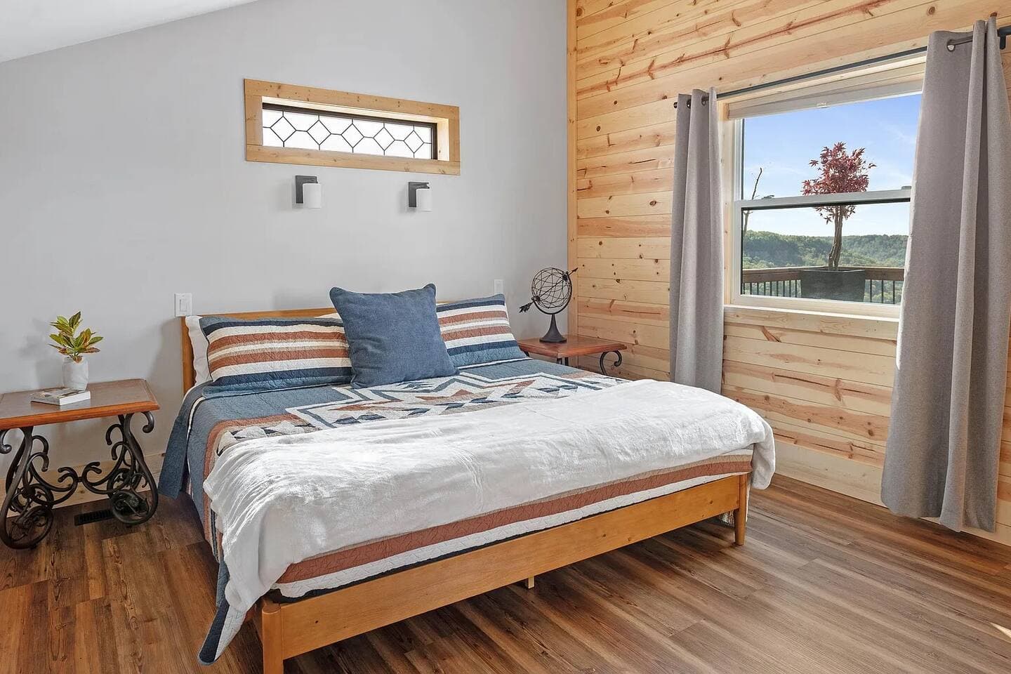 Skybox Cabin | Panoramic Gorge Views + Hot Tub — photo 45 of 100